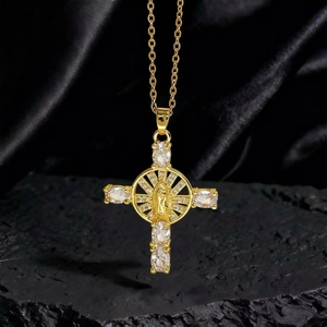 Collana con croce dorata con rilievo della Vergine Maria e zirconi su pietra nera