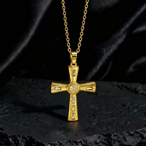 Collana con ciondolo a croce dorata e zirconi brillanti su base in roccia nera opaca
