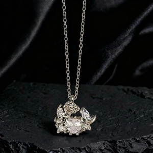 Primer plano de un colgante de rosa plateada con piedras de circonita de corazón y marquesa