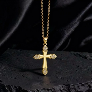 Collana con pendente a croce in zircone e placcatura oro 18 carati su sfondo di raso nero