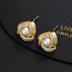Boucles d'oreilles perle élégantes avec métal brossé doré et accents de zircone