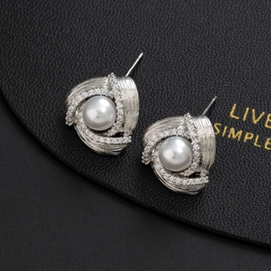 Boucles d'oreilles argentées élégantes avec perle blanche et oxydes de zirconium pavés