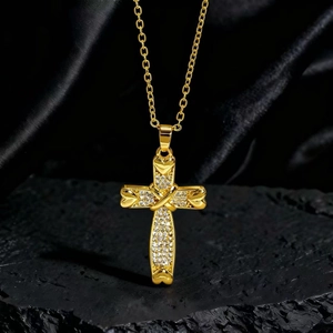 Macro della collana a croce dorata con pavé di zirconi e motivi a cuore