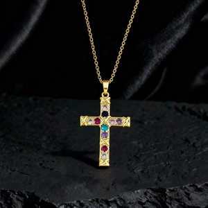Dettaglio collana croce dorata con 11 zirconi colorati su base in pietra minerale
