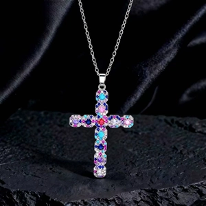 Dettaglio del ciondolo a croce di lusso con zirconi colorati su catena d'argento