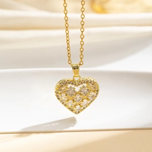 Elegante collana con ciondolo a cuore dorato e zirconi su sfondo in tessuto morbido
