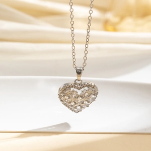 Elegante collana a cuore in argento con ciondolo in zircone su una catena sottile