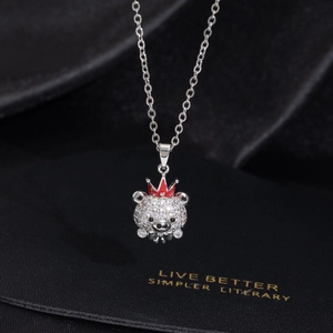Elegante collar con colgante de oso de plata y circonitas blancas sobre fondo negro