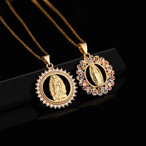 Pendentifs Vierge Marie dorés avec zircons colorés sur des chaînes classiques en O