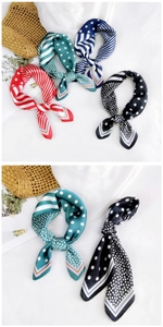 Détails de carrés en soie aux motifs rayés et étoilés sur un tissu blanc