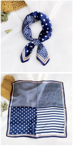 Vues détaillées d'un foulard en soie avec motifs bleu marine et fini satiné lisse