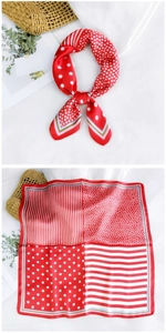 Détail d'un foulard carré en soie rouge avec pois, étoiles et rayures de style français