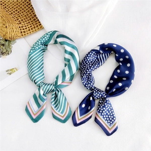 Foulard Carré en Satin pour Femmes Petit Foulard de Cou Imprimé Pois Étoile Rayure Écharpe Décorative Professionnelle Pour Bureau Voyage Accessoires de Mode