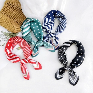 Lot de quatre foulards en soie imprimés à pois et étoiles dans des couleurs chics variées