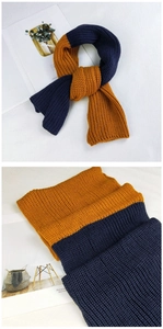 Detailed close-up of chunky knit texture and two-tone stitching on the scarf