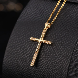 Detail der vergoldeten Kreuz-Halskette mit Mikropave-Zirkonia auf Lederständer