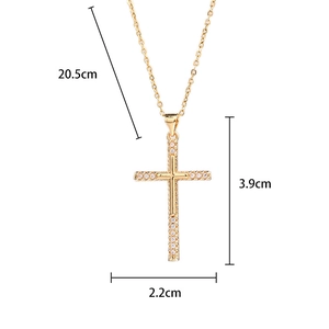 Maße der Kreuzkette mit 3,9 cm Höhe und 2,2 cm Breite mit Zirkonia-Besatz