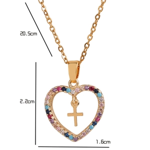 Détail du pendentif coeur doré serti de zircons colorés avec élément de croix
