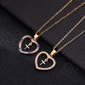 Colliers cœur dorés avec pendentifs croix et zircons colorés sertis en micro-pavage