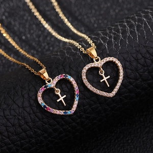 Collier avec pendentif cœur et croix orné de zircons multicolores sur fond cuir noir