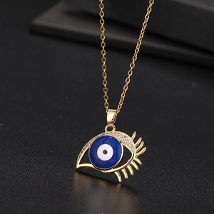 Primer plano del colgante ojo turco con esmalte azul y circonitas en cadena dorada
