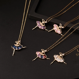 Dettaglio di cinque ciondoli ballerina con pietre di zircone colorate con taglio marquise