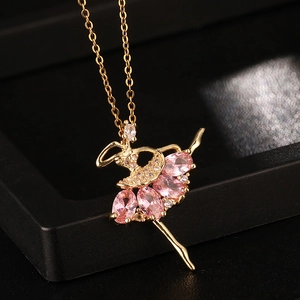 Elegante collana ballerina dorata con gonna in zircone rosa e cristalli scintillanti