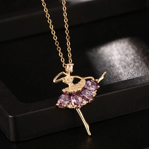Elegante ciondolo ballerina in oro con pietre di zircone viola su portagioie nero