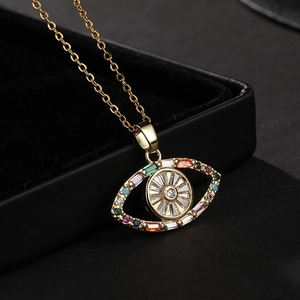 Collier avec pendentif œil maléfique en acier titane et zircons colorés sur fond noir