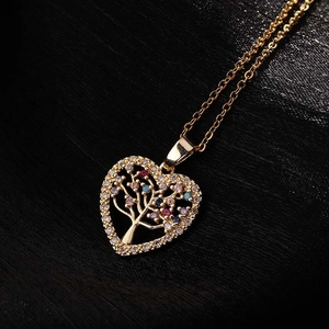 Détail du pendentif cœur Arbre de Vie plaqué or avec zircons colorés sur tissu noir