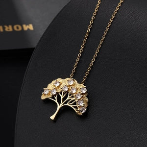 Vue détaillée du collier arbre de vie plaqué or avec accents de zircone cubique pavée
