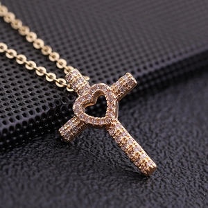 Collar con colgante de cruz y corazón dorado con cristales brillantes para mujer