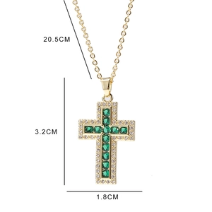 Dettagli dimensioni della collana croce dorata con pietra verde e cristalli bianchi