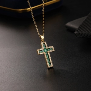 Hip-Hop Vintage-Goldkette mit Kreuzanhänger und grünen sowie weißen Zirkonia-Steinen