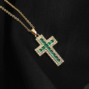 Collana a croce d'oro in stile Hip Hop con smeraldo verde e diamanti bianchi