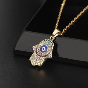 Collier Main de Fatma avec zircons colorés et pendentif œil bleu pour femme