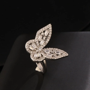 Bague papillon en argent S925 étincelant avec zircone sur fond noir élégant