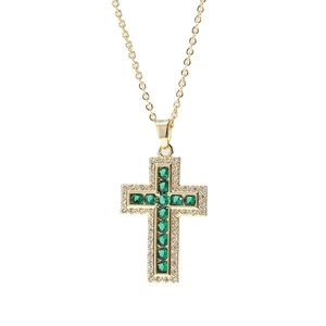 Collana a croce dorata stile hip hop con pietre verde smeraldo e cristalli bianchi