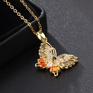 Collier papillon doré avec zircons colorés présenté sous un angle de 45 degrés