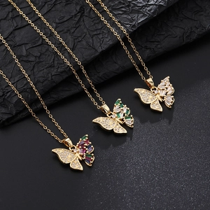 Trois colliers pendentifs papillon avec zircons colorés sur des chaînes dorées