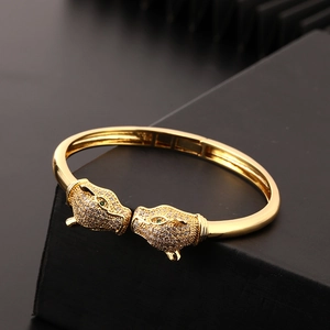 Gouden luipaard open armband met micro-gezette zirkonia en groene edelsteen ogen