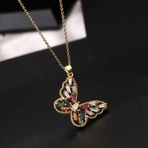 Gros plan du pendentif papillon doré avec des pierres en zircone multicolores