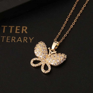 Gros plan du collier pendentif papillon doré avec pavé de zircons étincelants
