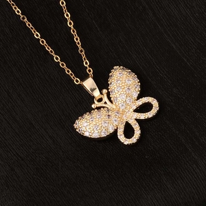 Vue détaillée d'un collier pendentif papillon doré orné de zircons blancs brillants