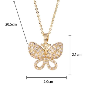Vue détaillée du pendentif papillon doré avec dimensions chaîne 20.5cm et pendentif 2.1cm