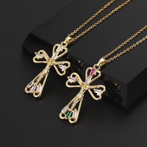 Gouden kruisbeeld hanger ketting met kleurrijke zirkonia en Maagd Maria reliëf