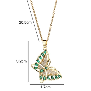 Détail du pendentif papillon doré avec des pierres marquises vertes et les dimensions