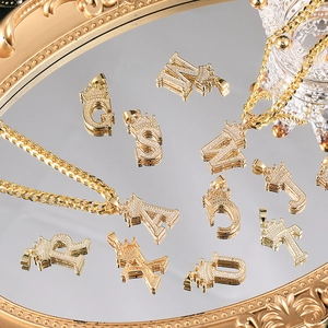 Collier couronne de luxe doré avec lettres initiales pavées de zircons cubiques