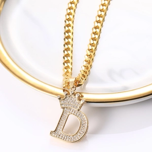Détail du pendentif couronne lettre D plaqué or hip hop avec oxydes de zirconium sur chaîne