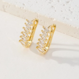 Vue macro des boucles d'oreilles trèfle plaquées or 18 carats avec zircones marquises